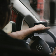 Persona aprende a manejar en un Toyota por que se enteró de las clases de manejo en Dato Extra