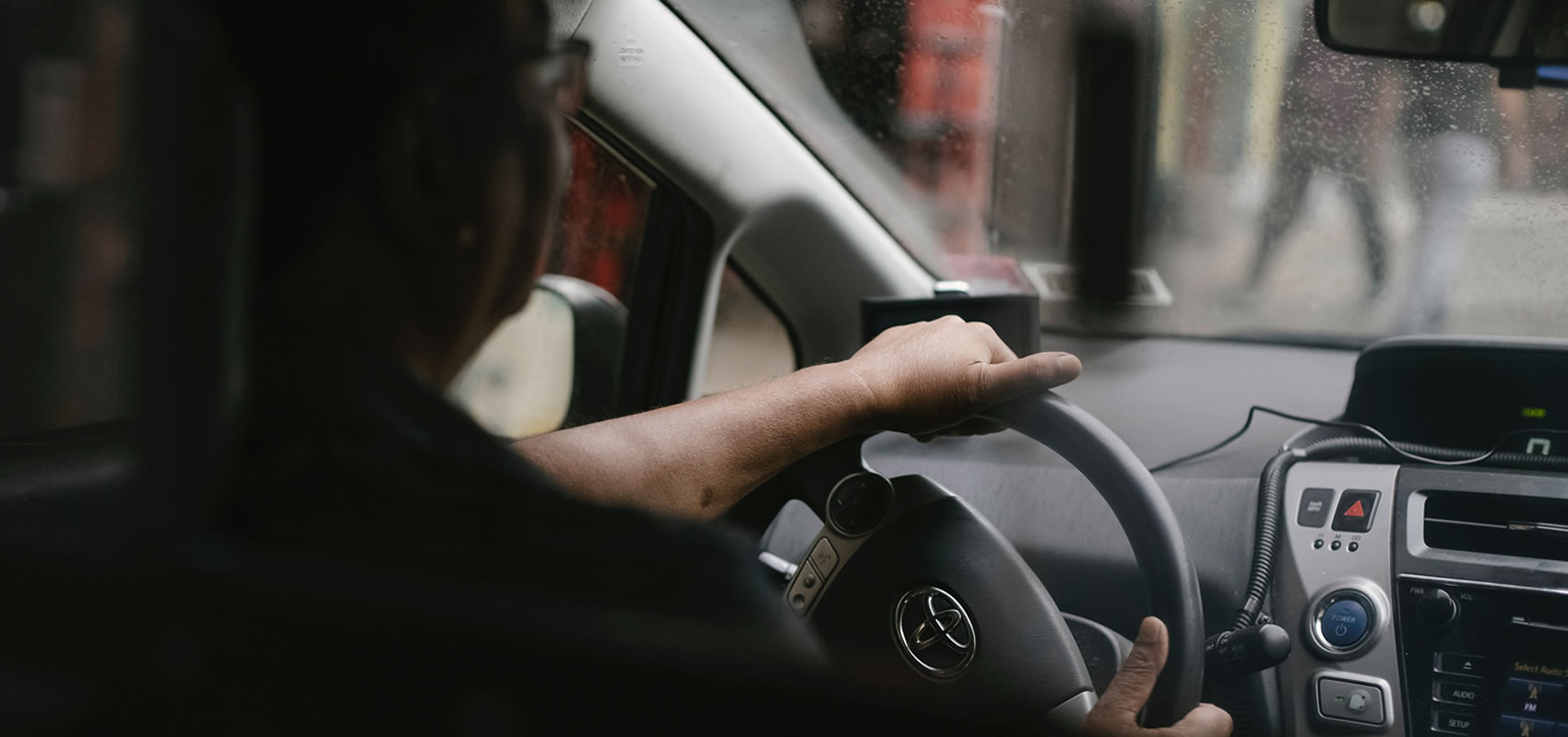 Persona aprende a manejar en un Toyota por que se enteró de las clases de manejo en Dato Extra